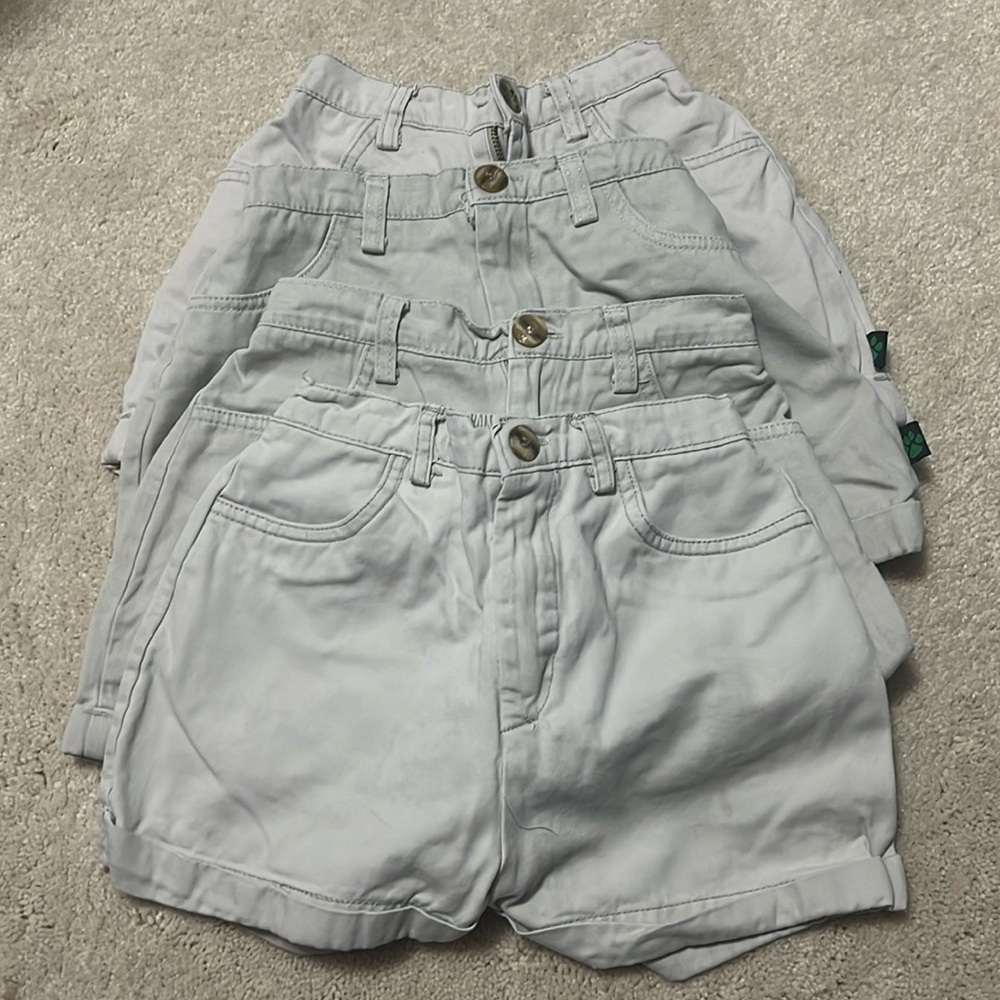 4 piece of girls Khaki shorts in EUC size 8